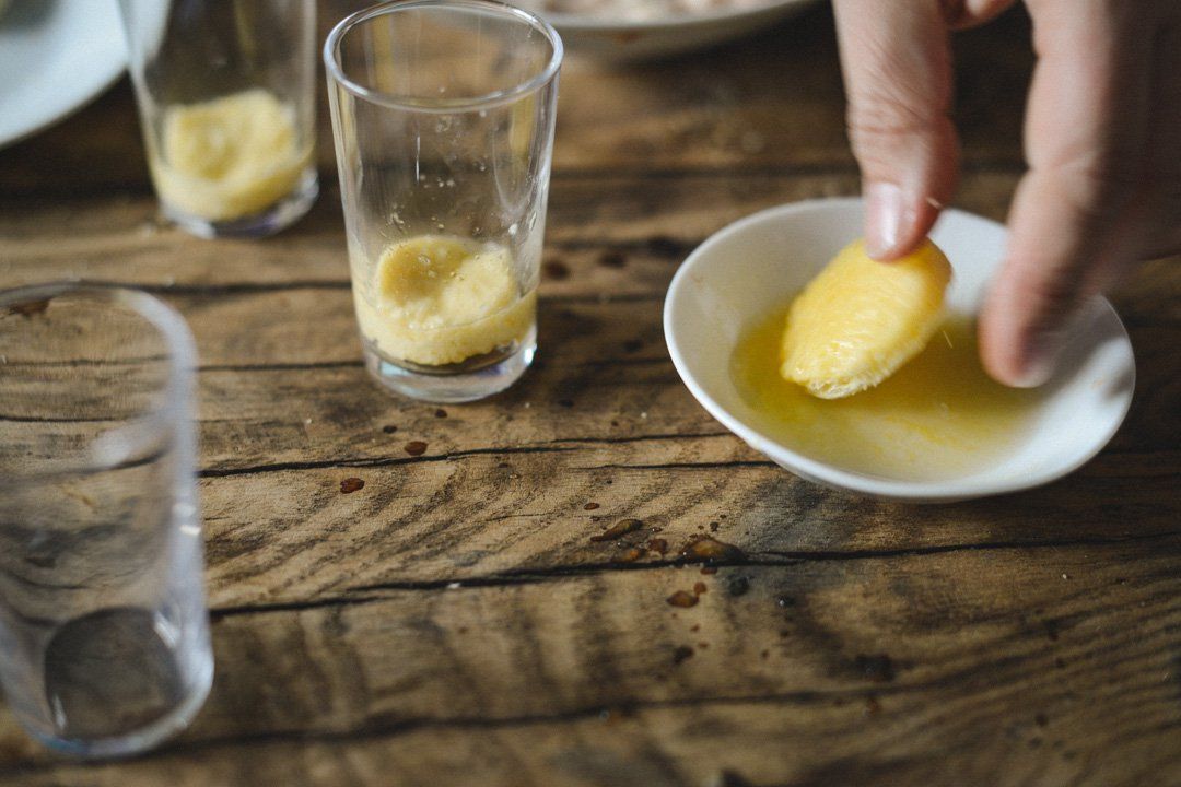 Imbiber les rondelles de brioche dans le jus de citron vert